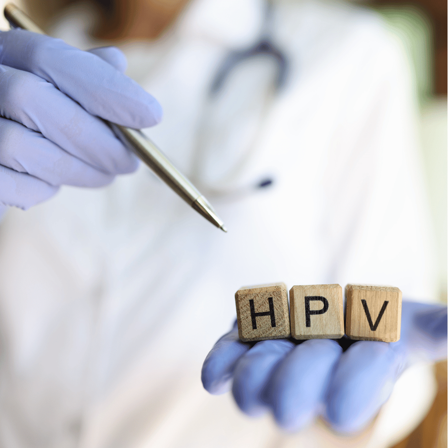 Илюстративно изображение на дървени кубчета с надпис HPV в ръката на лекар